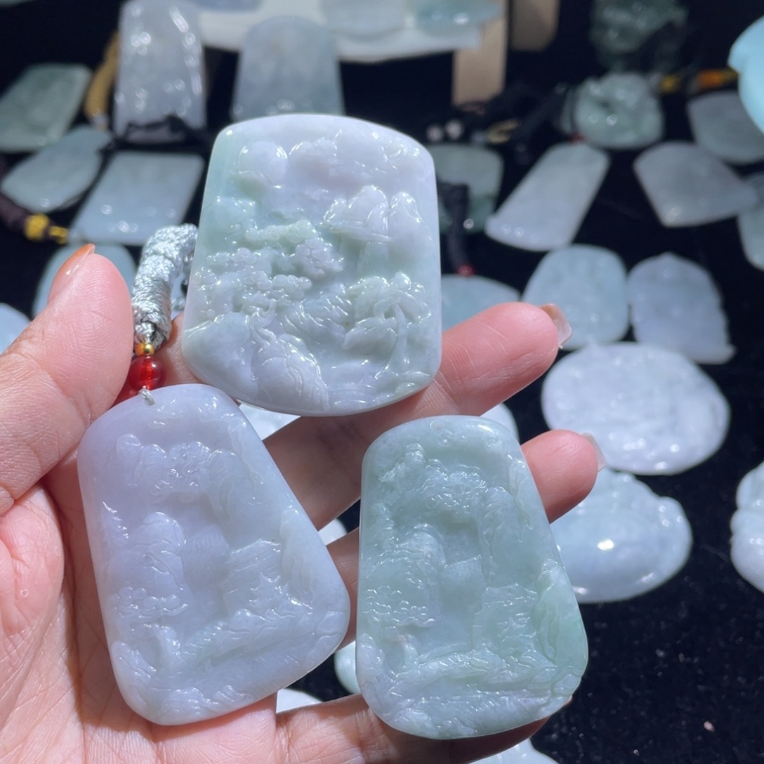 翡翠未镶嵌颈饰山水三个，微瑕