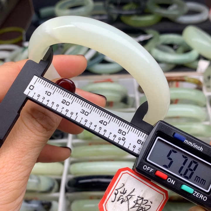 蛇纹石玉未镶嵌手镯385