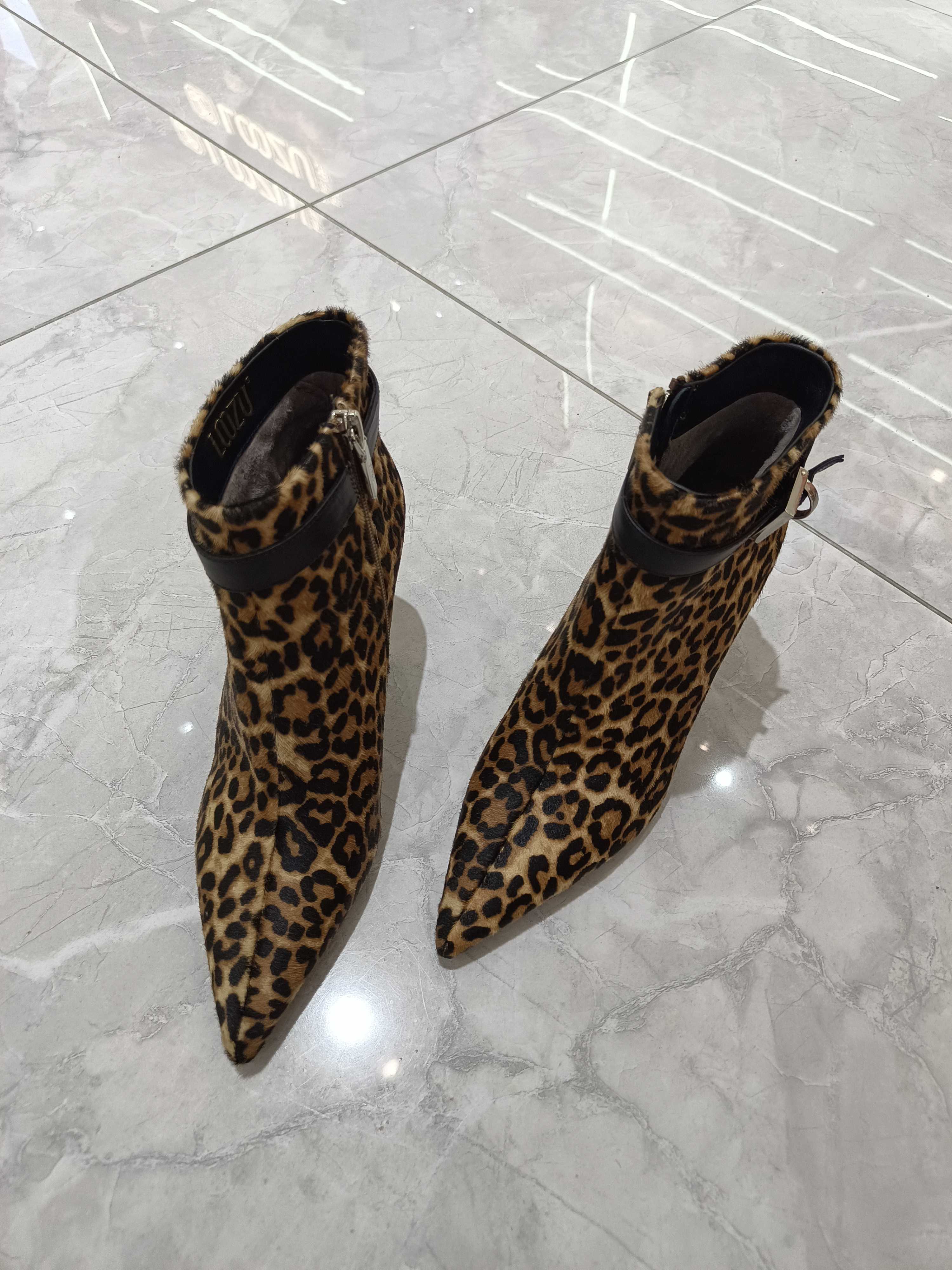 2025年品牌女鞋冬季新款真皮尖头细跟加绒高跟千金风侧拉链时装靴