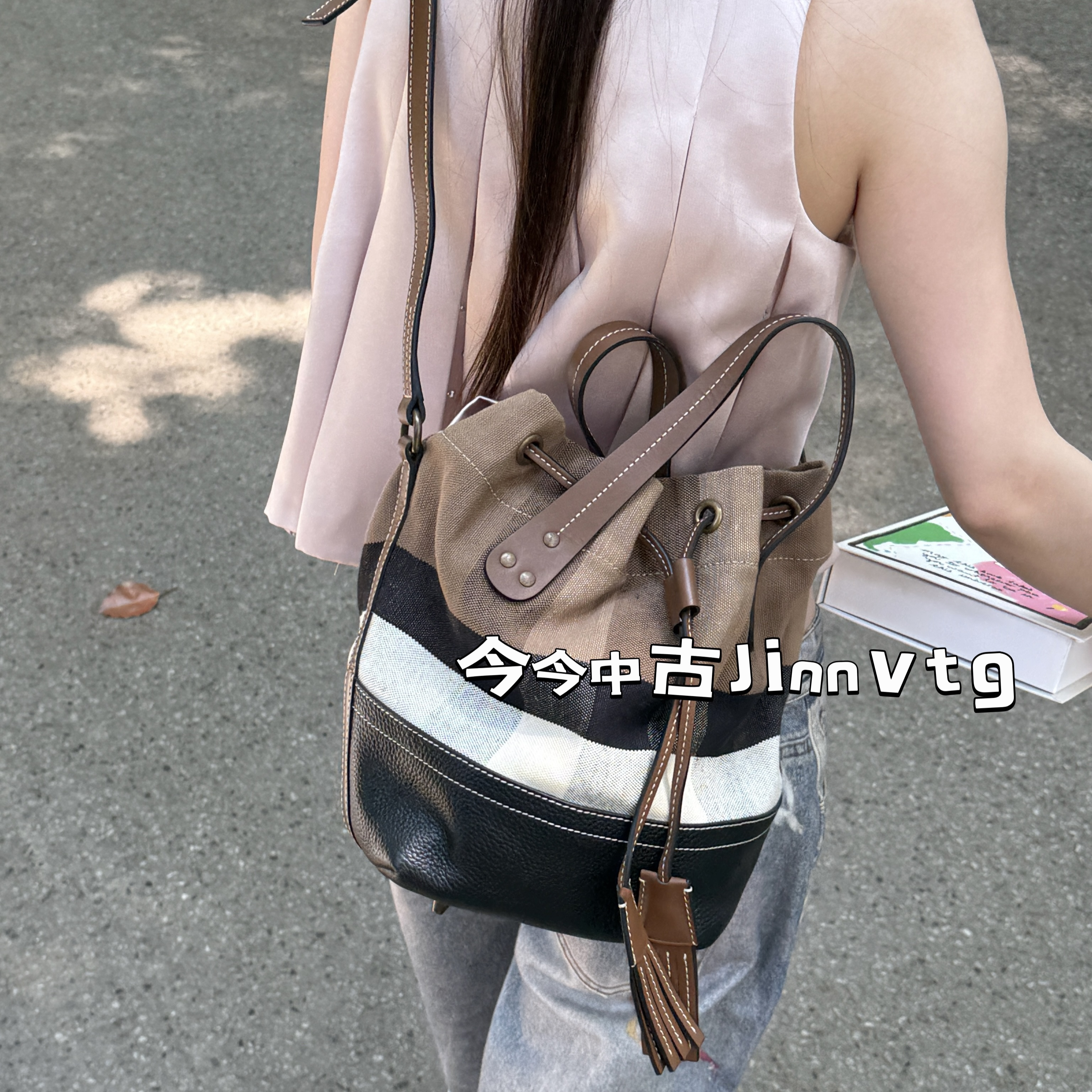 95新 BURBERRY/博柏利 格纹帆布拼皮水桶单肩斜挎包 063650