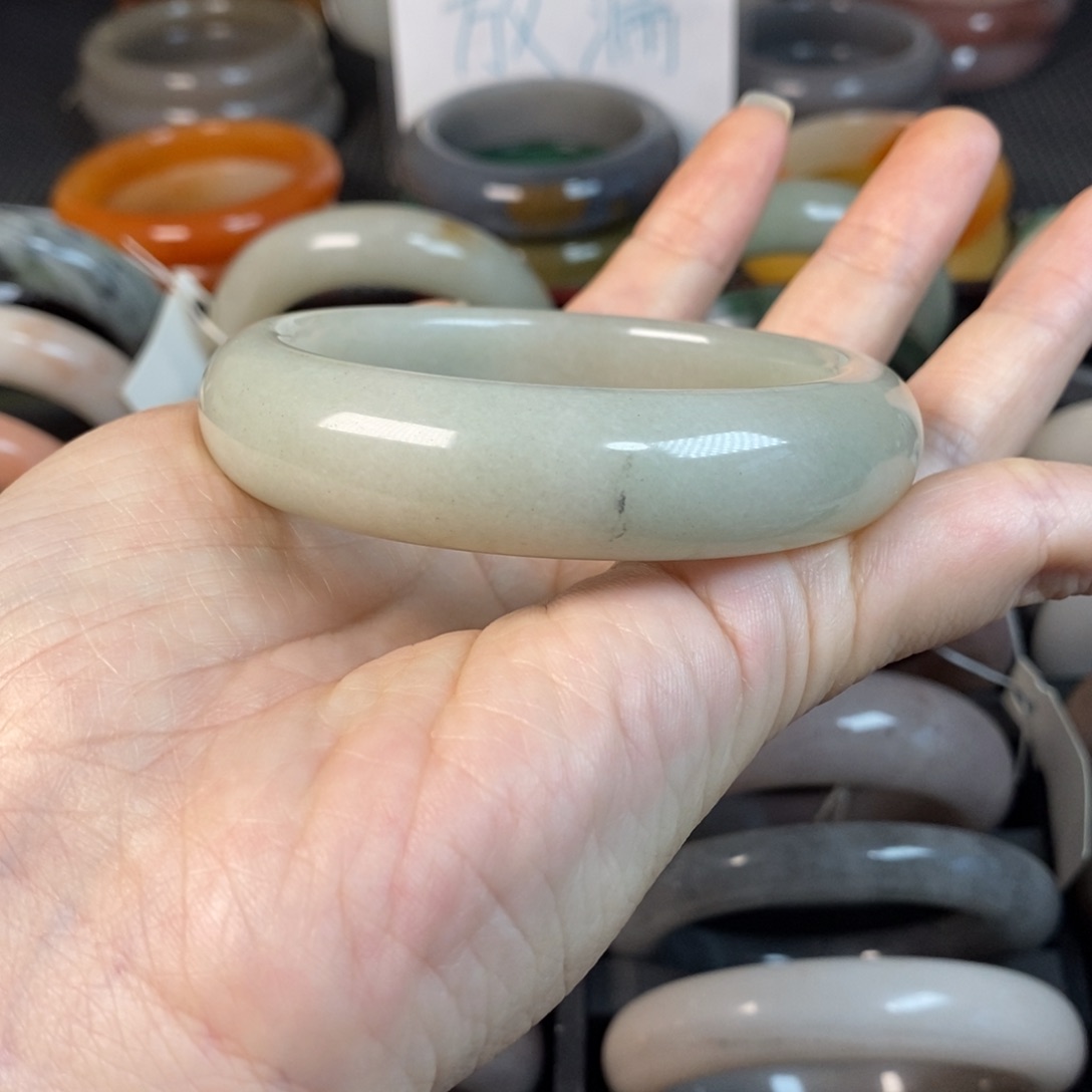 未镶嵌手镯石英质玉蛋**?
