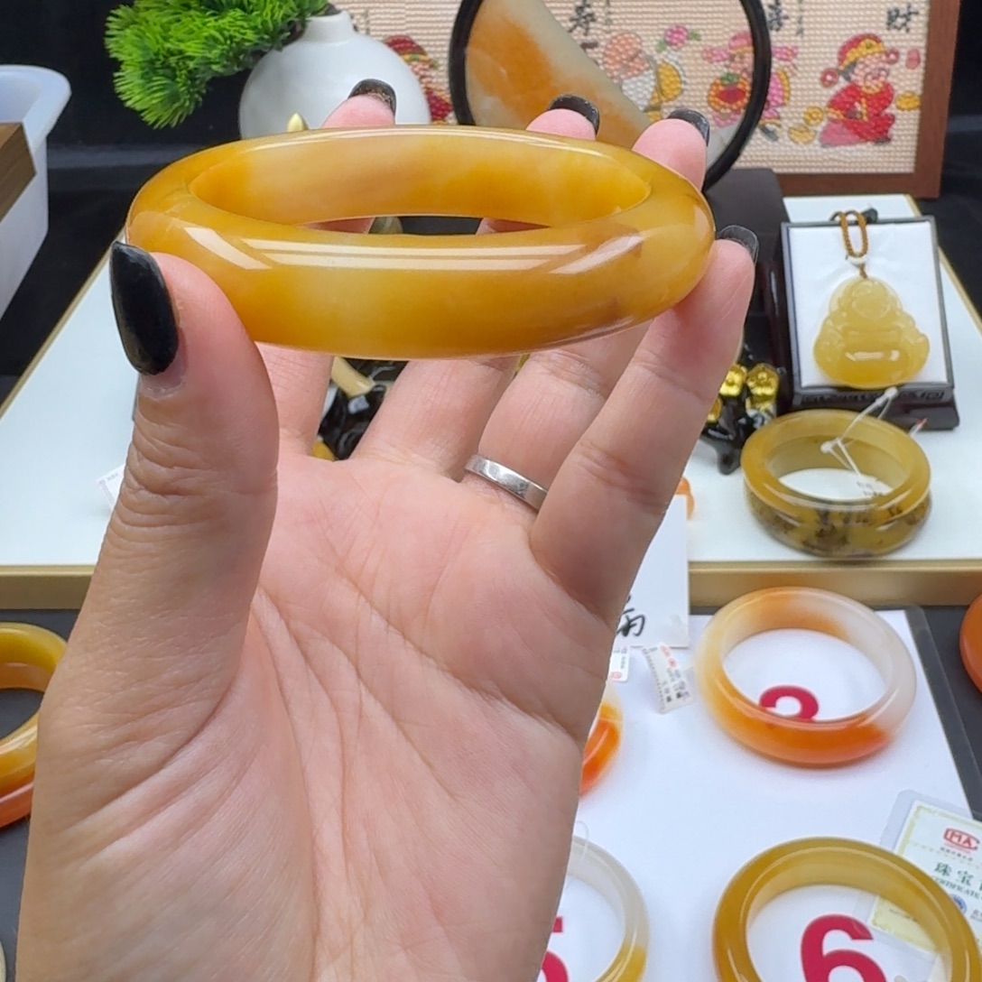 未镶嵌石英质玉（黄龙玉）手镯