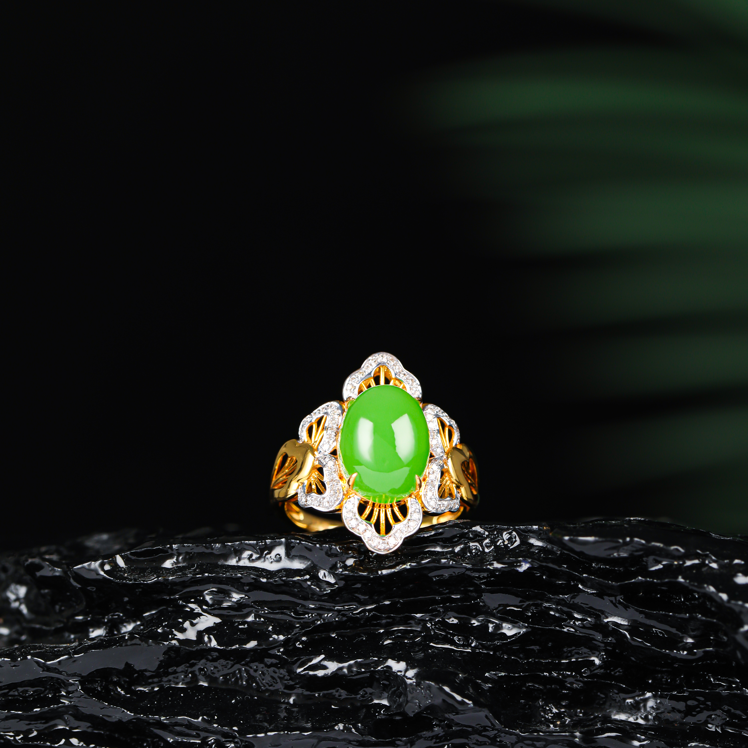 【红娘子】【人世间】18K金9*11mm苹果绿旦面戒指HNZ9252