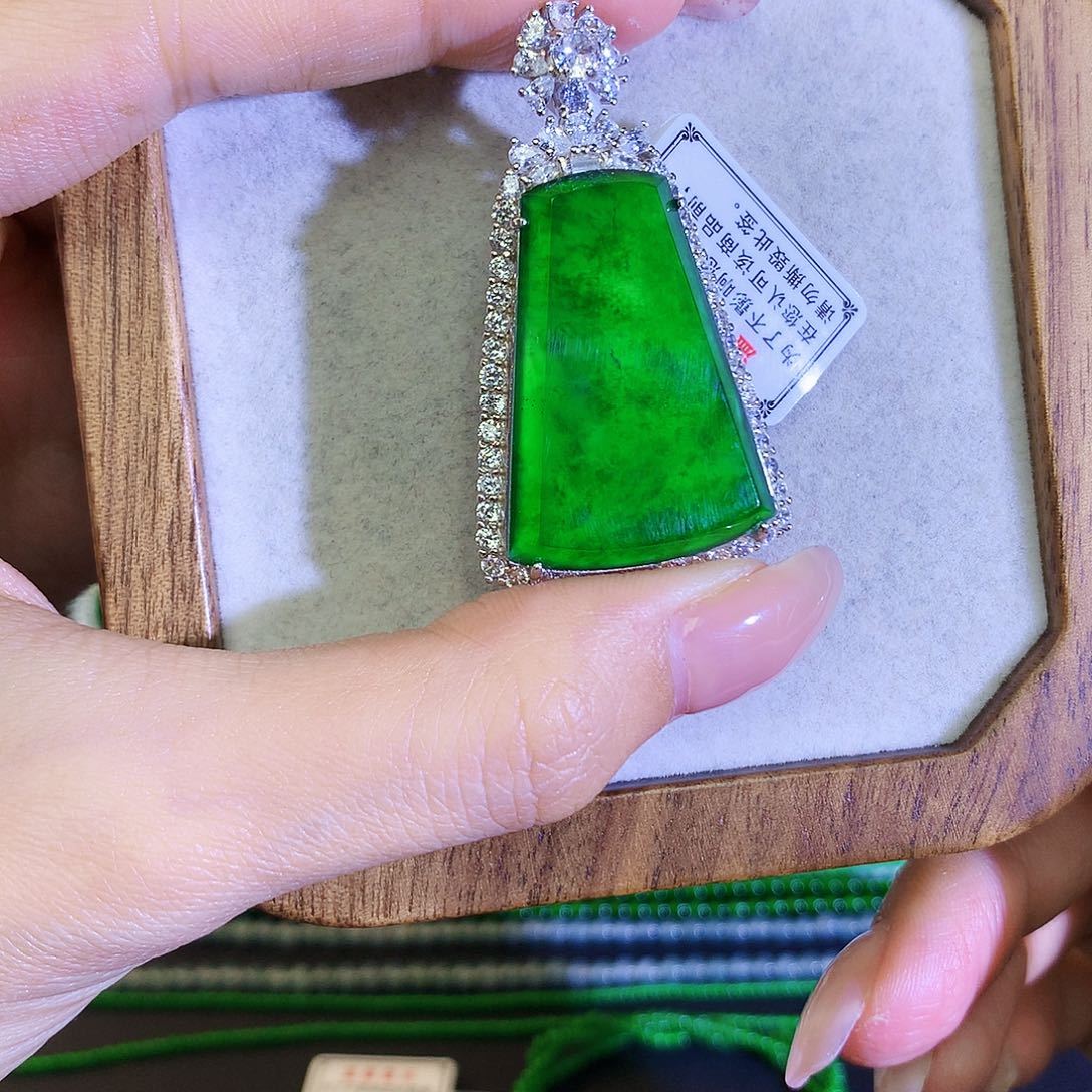 翡翠颈饰银S925镶嵌天然翡翠无事牌