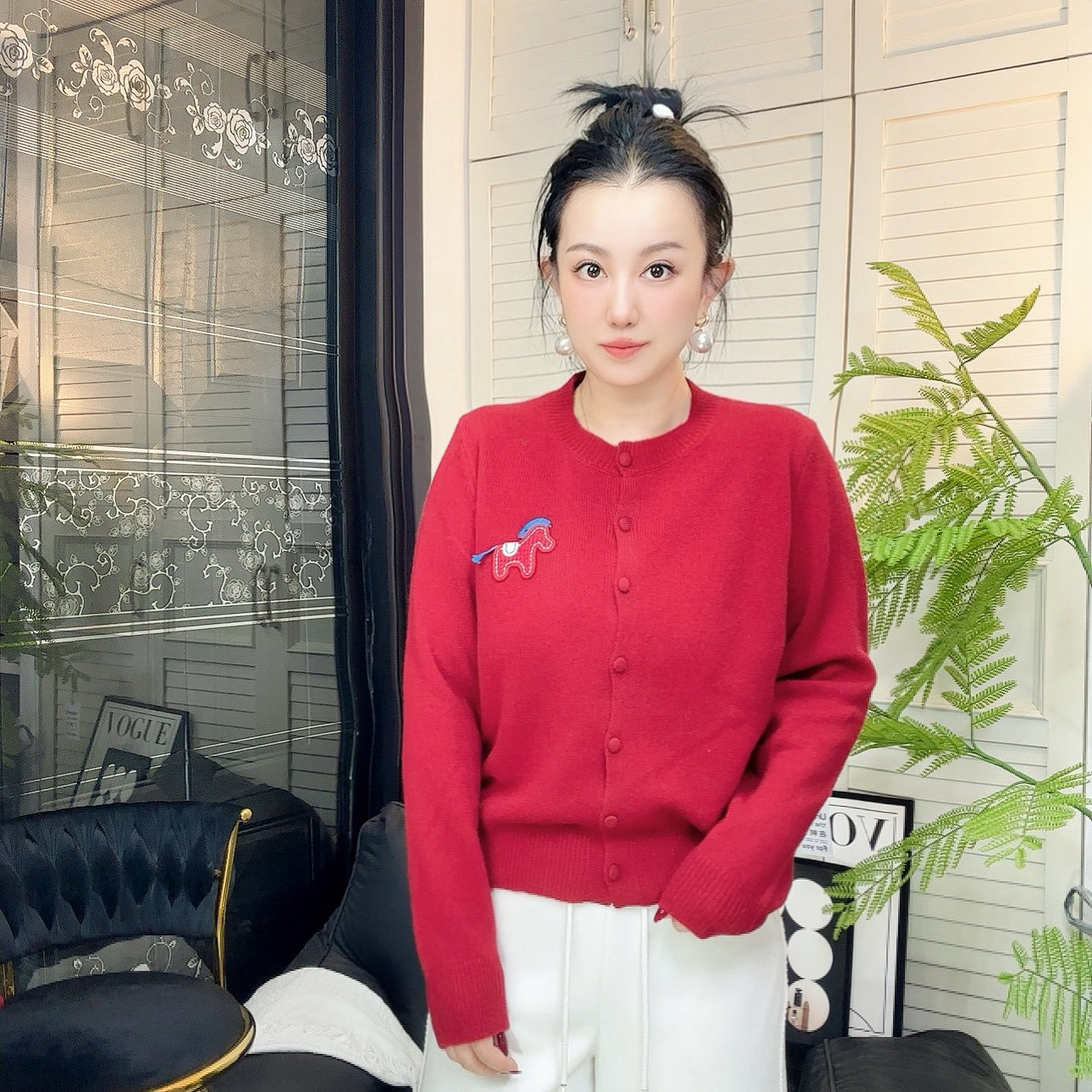 新年旋转木马刺绣圆领慵懒风宽松针织毛衣女秋冬时尚休闲左胸木马