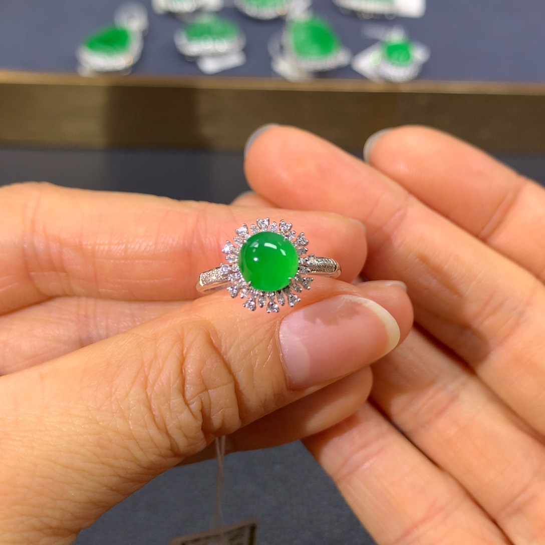 翡翠戒指18K金镶嵌翡翠