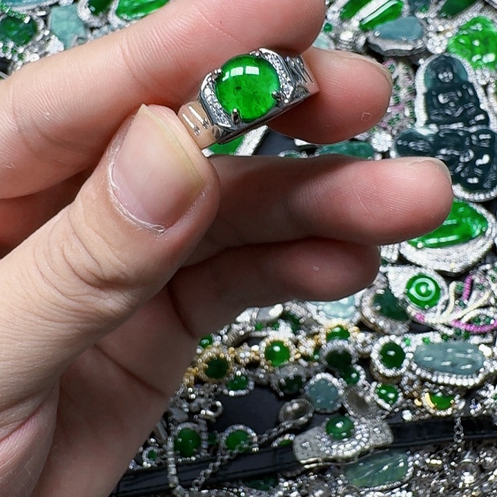 翡翠颈饰未镶嵌天然A货翡翠放漏