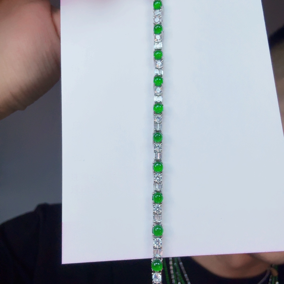 翡翠未镶嵌颈饰一件