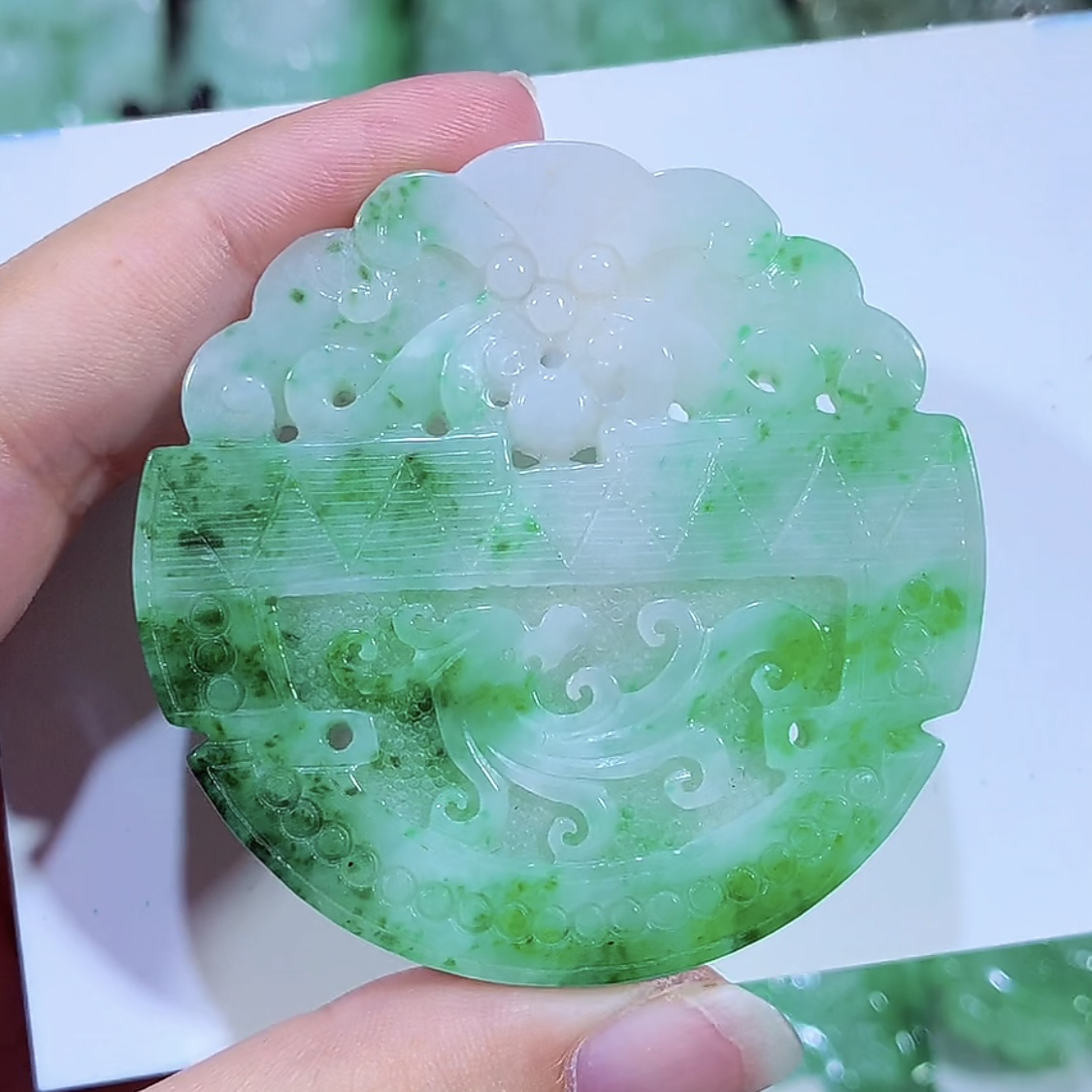 缅甸天然翡翠A货飘阳绿仿古龙牌吊坠