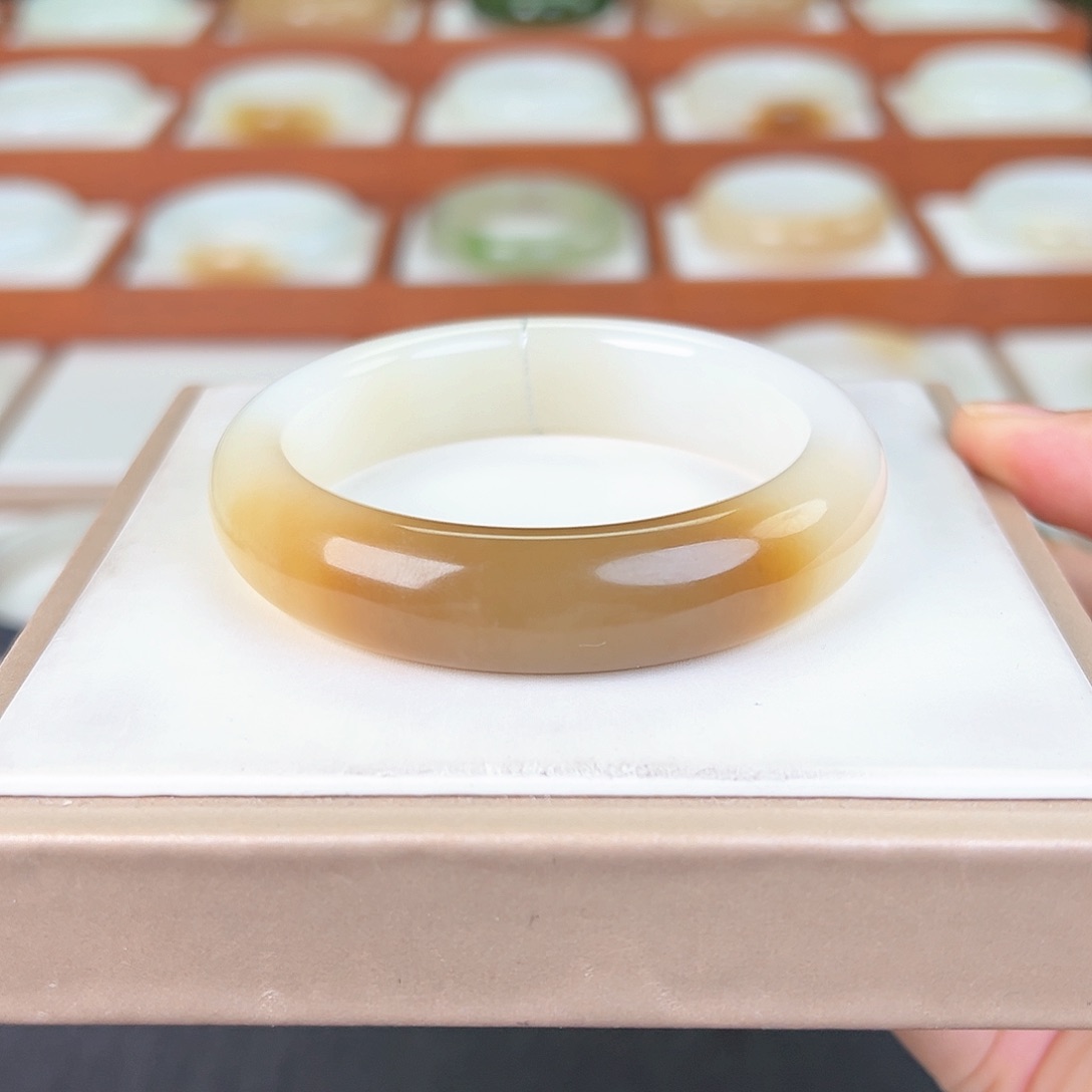 和田玉手镯未镶嵌和田玉糖白手镯