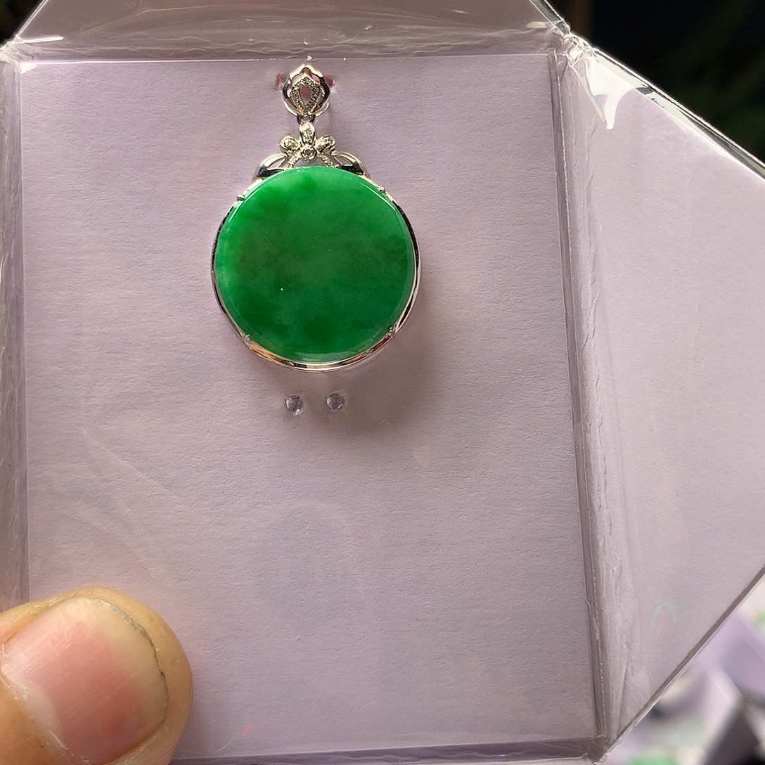 翡翠18K金镶嵌颈饰无事牌