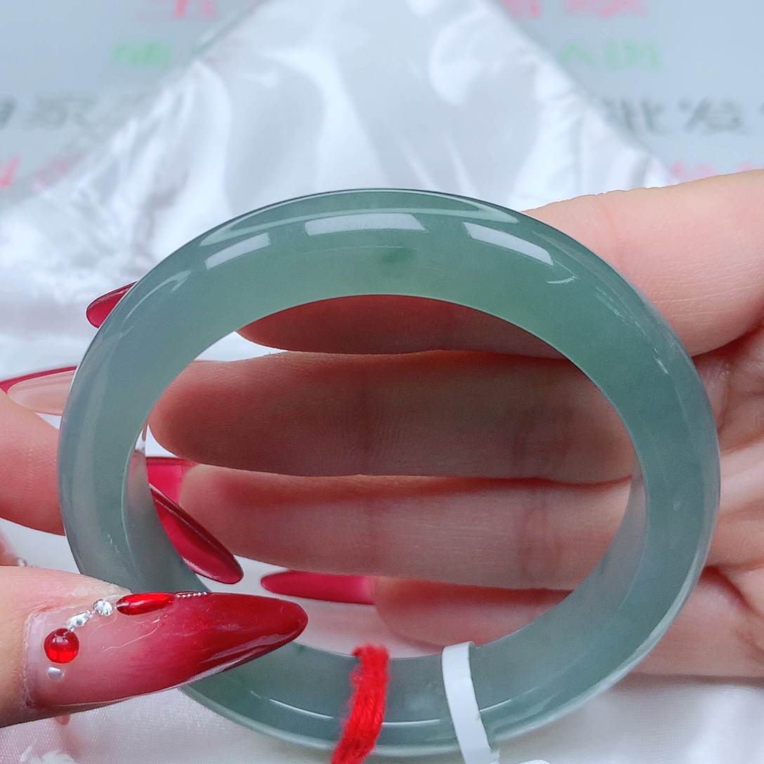 翡翠手镯未镶嵌53圈。