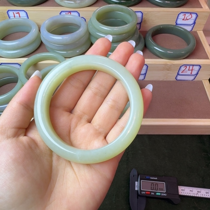 安***康和田玉（糖玉）未镶嵌手镯