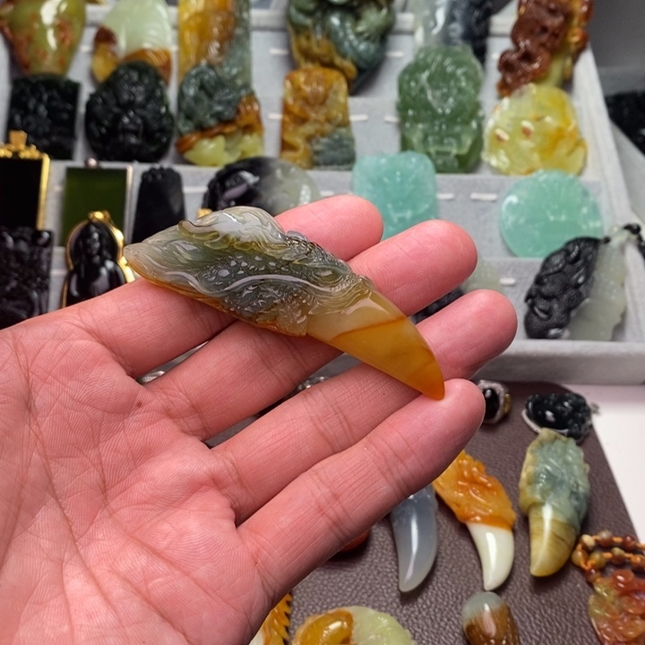 蛇纹石玉颈饰未镶嵌土*