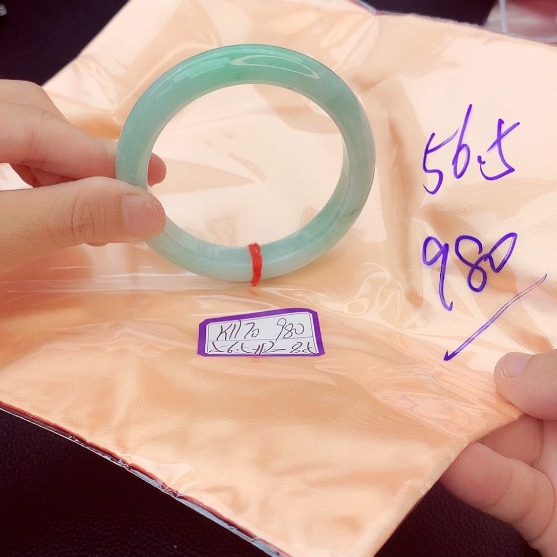 翡翠手镯未镶嵌翡翠