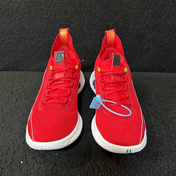 41码 库8红 篮球鞋