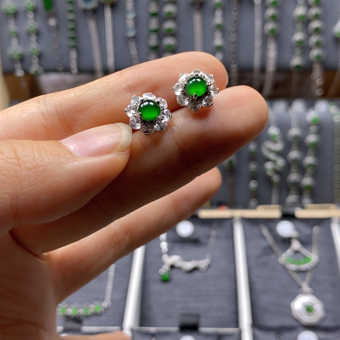 翡翠颈饰银S925镶嵌翡翠耳钉