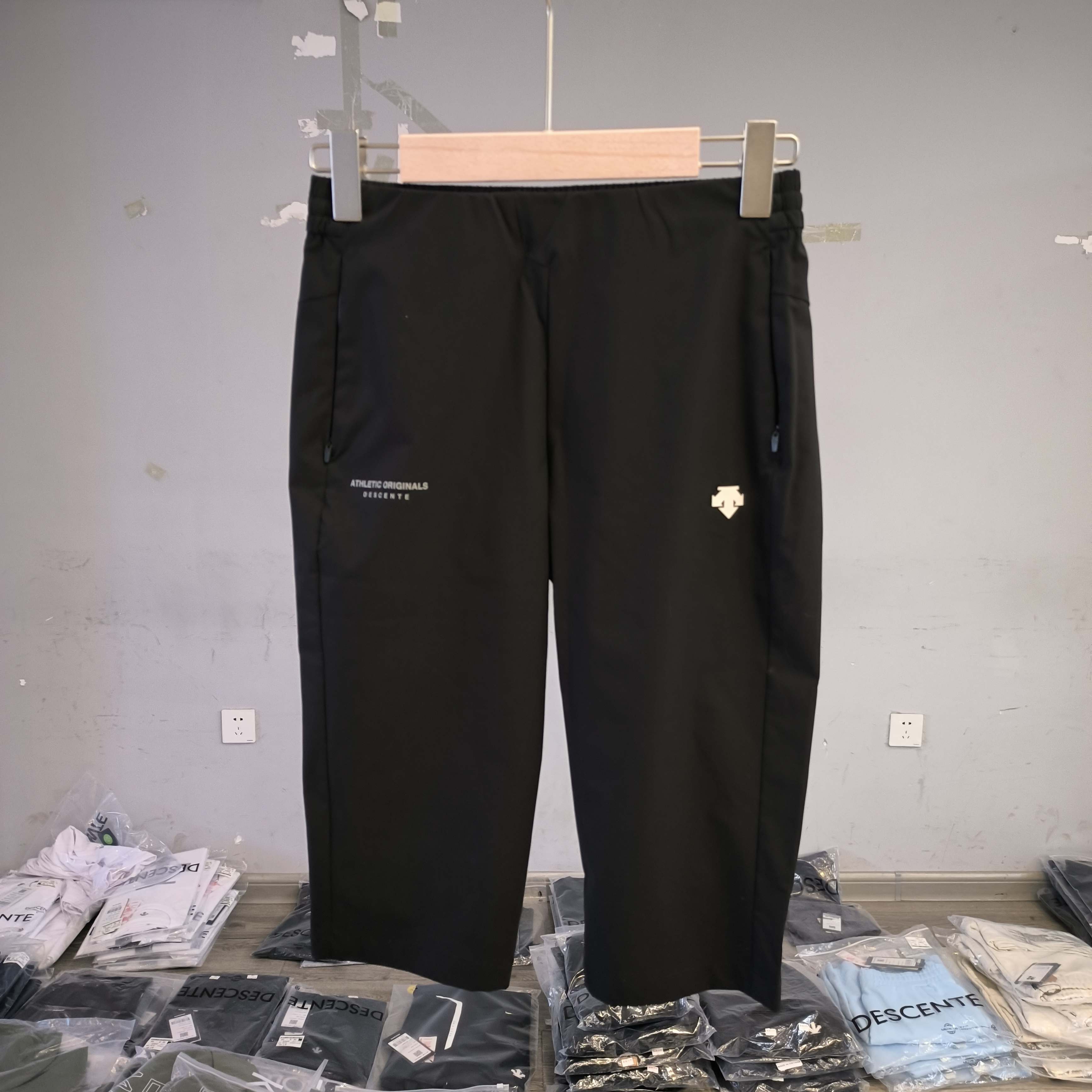 迪桑特DESCENTE黑色都市联名款运动短裤RPT42