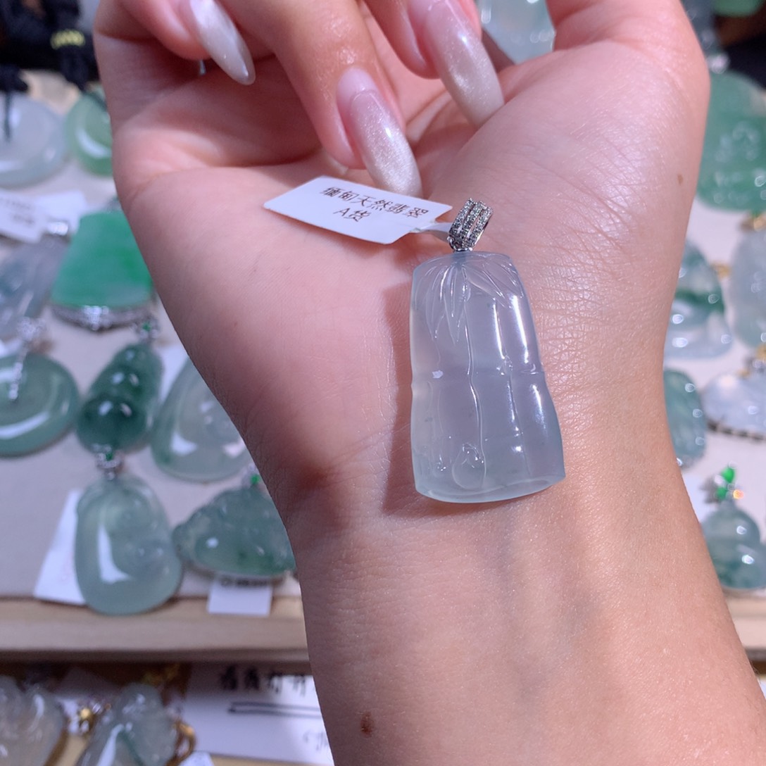 翡翠吊坠(不含链)18K金镶嵌