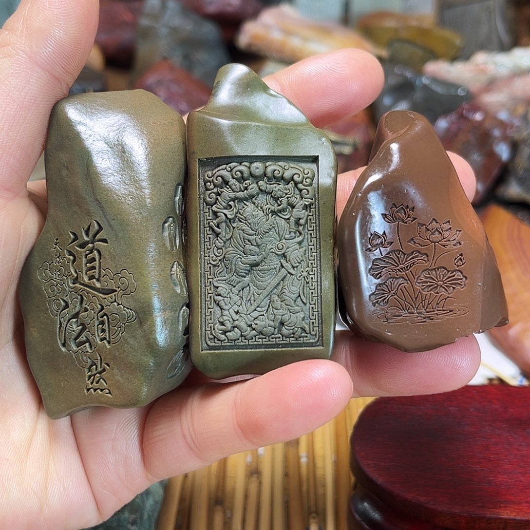 新疆原石雕刻手把件