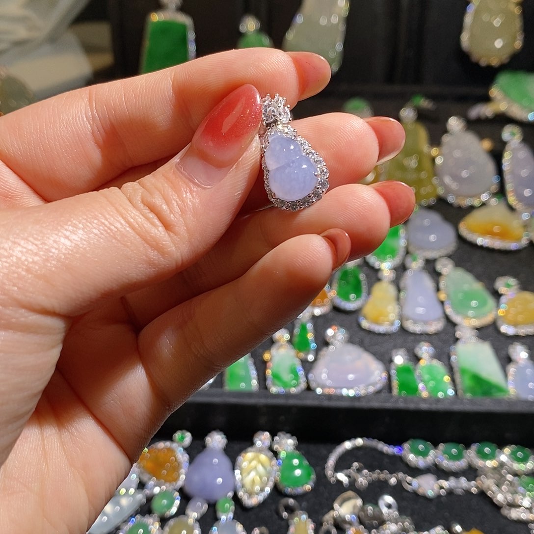 颈饰银S925镶嵌翡翠憨****?天然翡翠