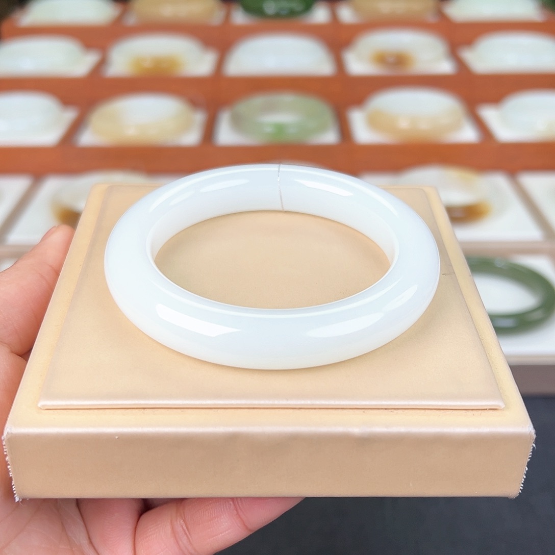 和田玉手镯未镶嵌白玉