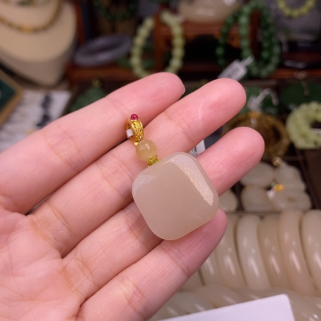 和田玉熟藕粉老料脂膏级方糖吊坠清货价未镶嵌