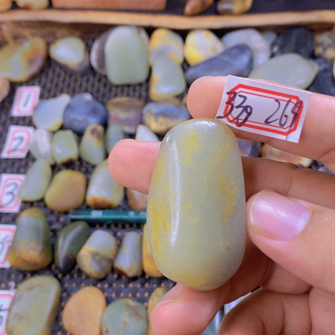 颈饰未镶嵌和田玉（糖玉）