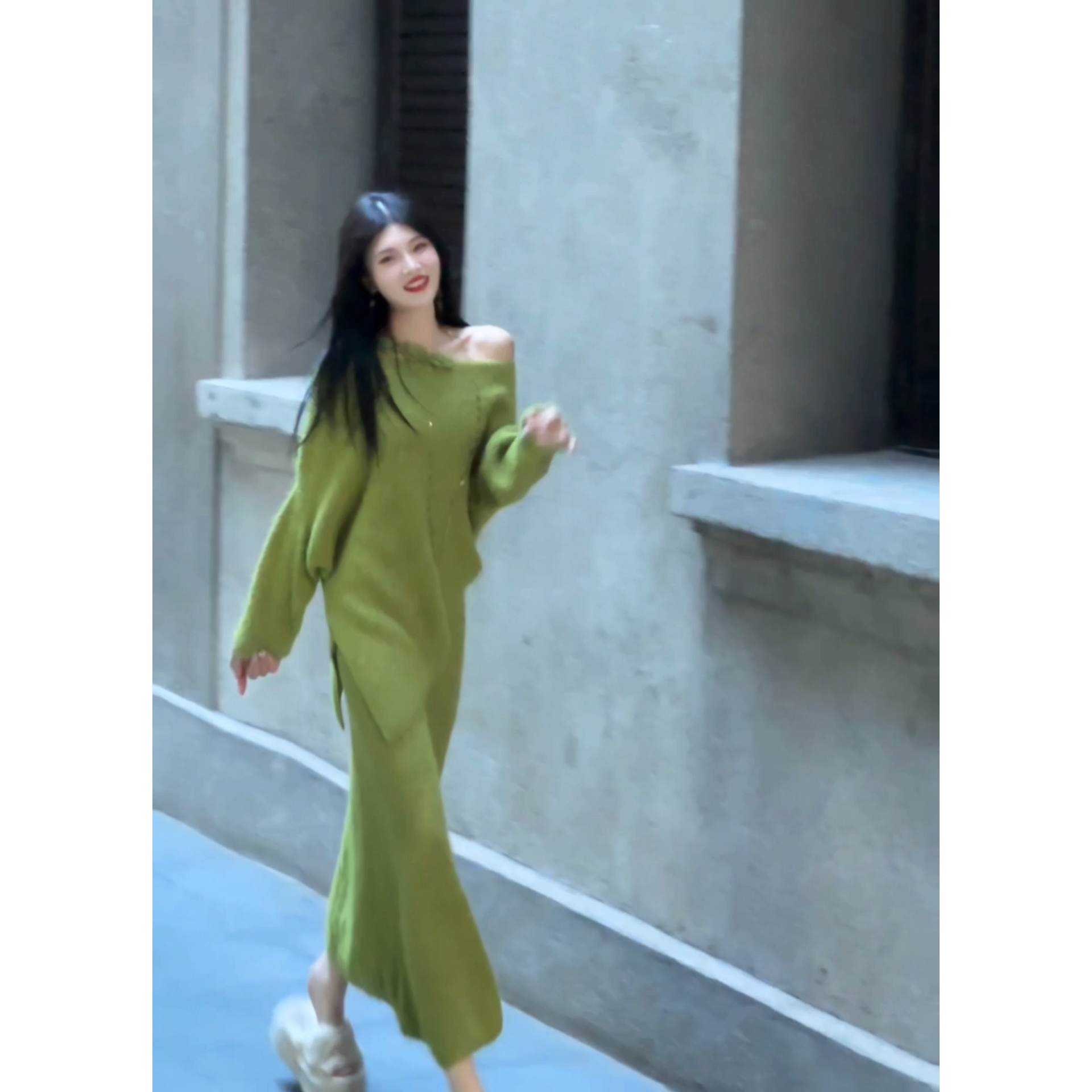 JCC 【花肩美梦】羊毛慵懒不规则立体花朵斜肩毛衣&半身裙两件套