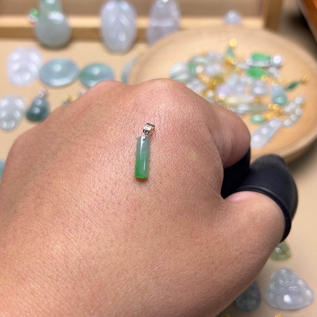 翡翠颈饰18K金镶嵌平安柱