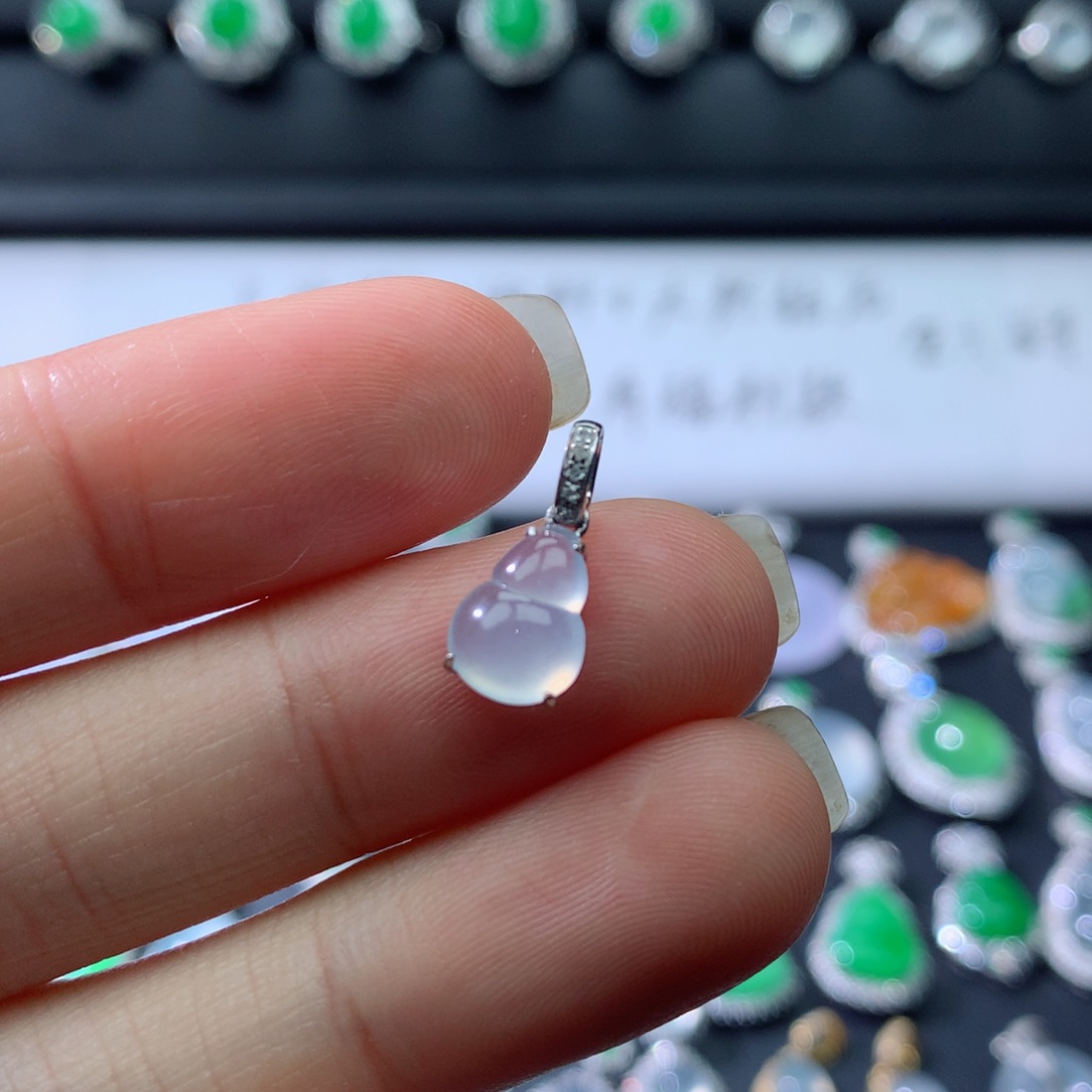 颈饰18K金镶嵌翡翠伴钻