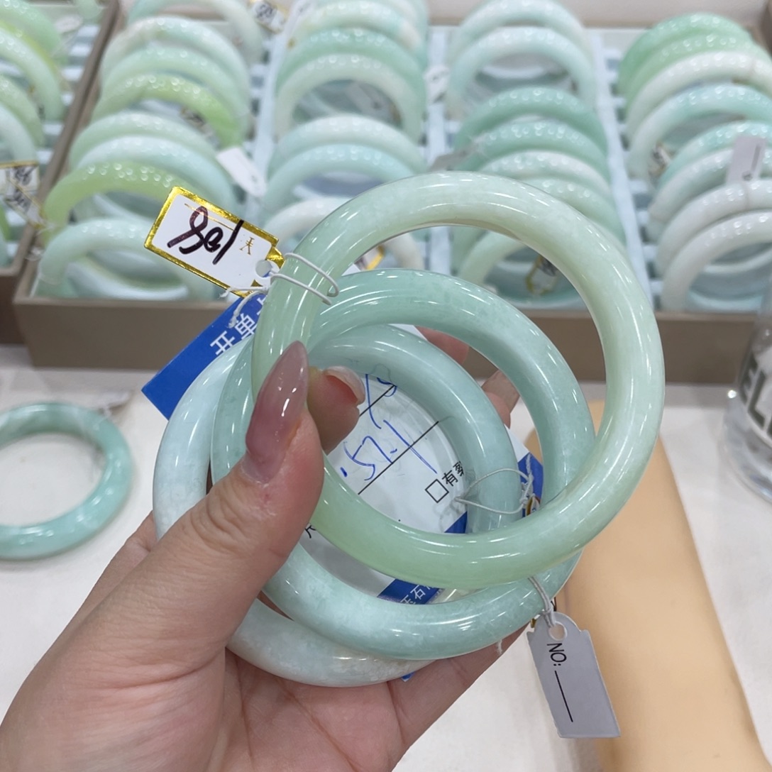 琪***嘉蛇纹石玉未镶嵌手镯