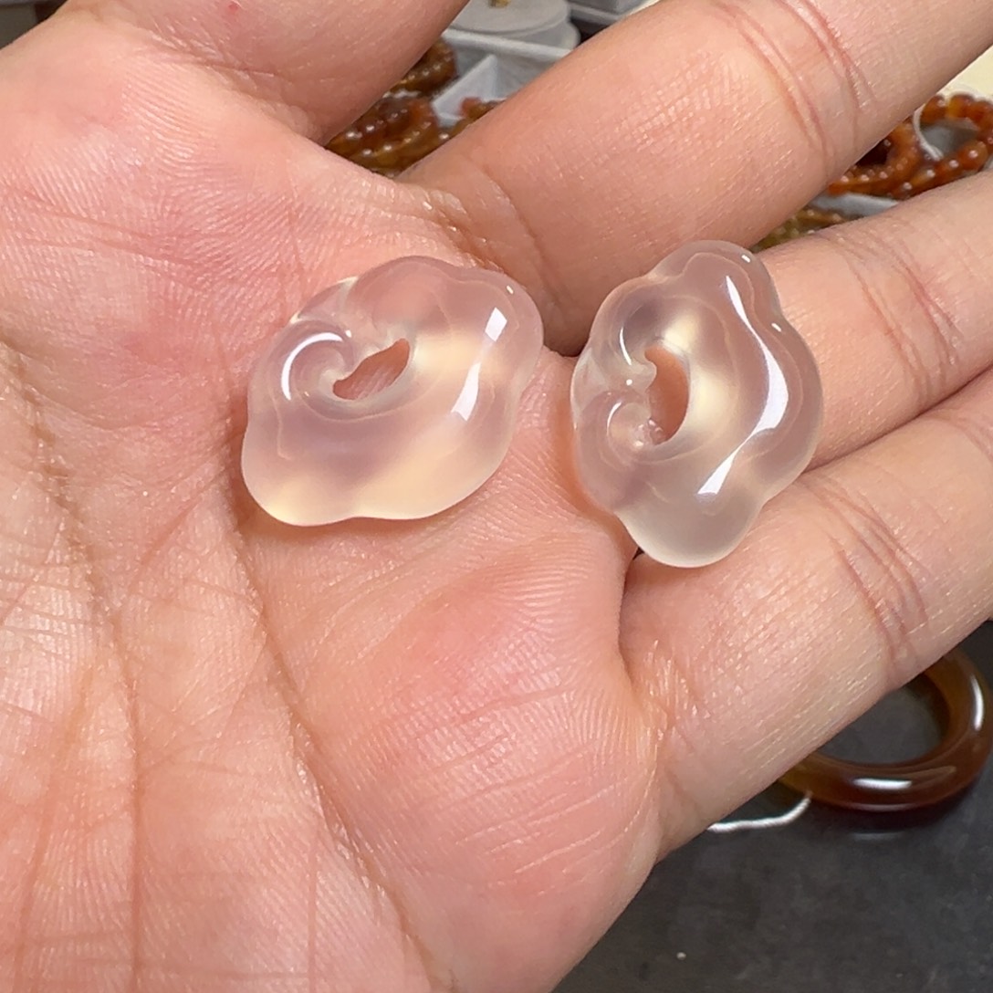 玛瑙/玉髓珠宝半成品未镶嵌其中一个