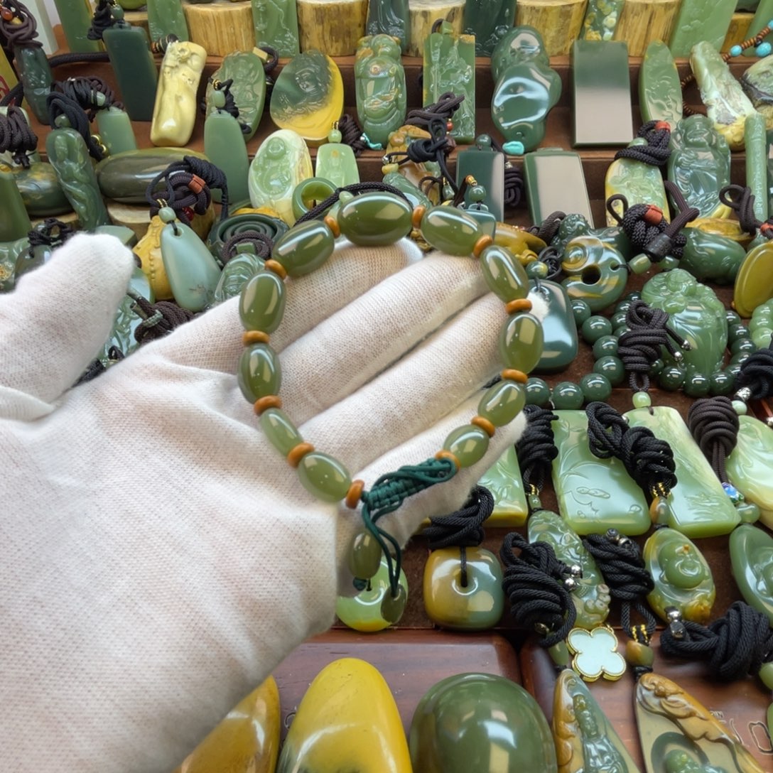 谁***斤岫岩老玉（透闪石质玉）未镶嵌手链