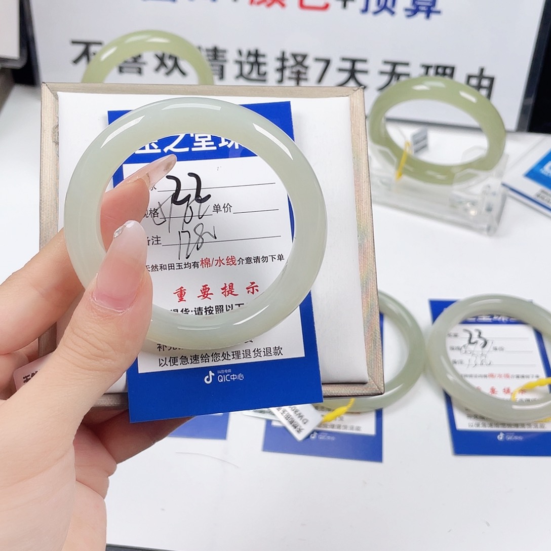 和田玉手镯未镶嵌