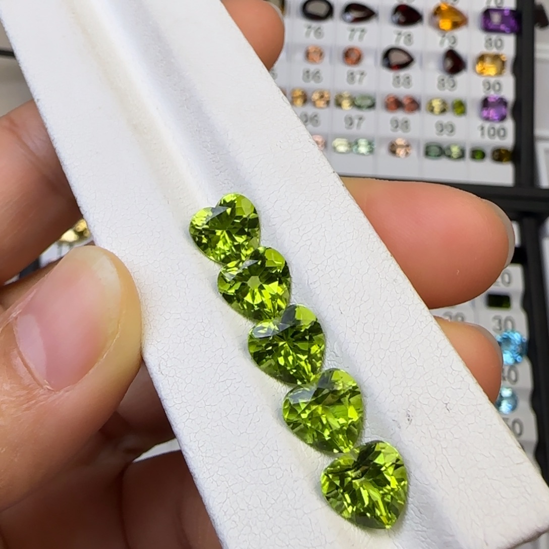 未镶嵌笔搁橄榄石天然 爱心8mm 多样性随机发一颗