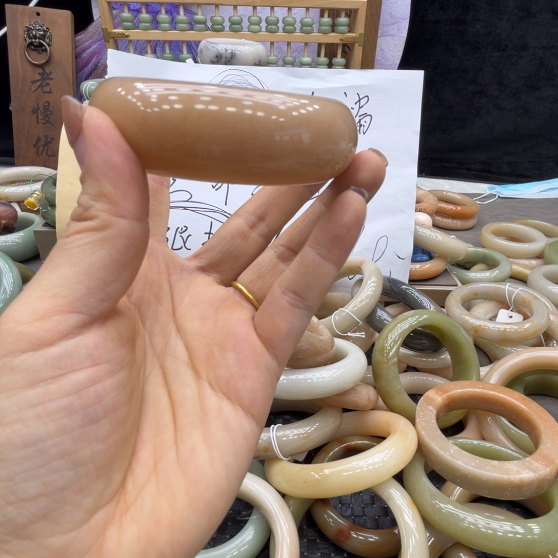 兰***-石英质玉未镶嵌手镯