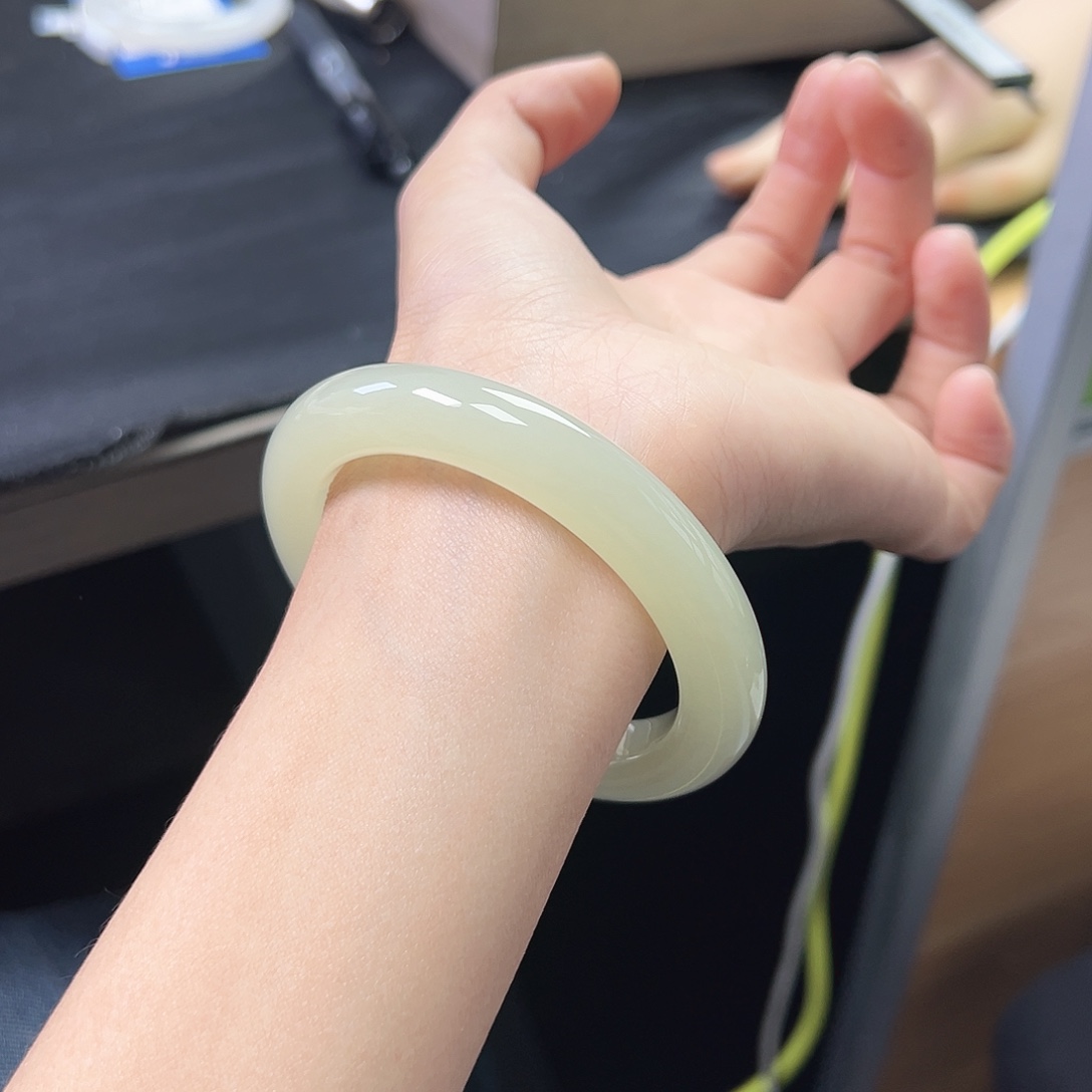 和田玉未镶嵌手镯