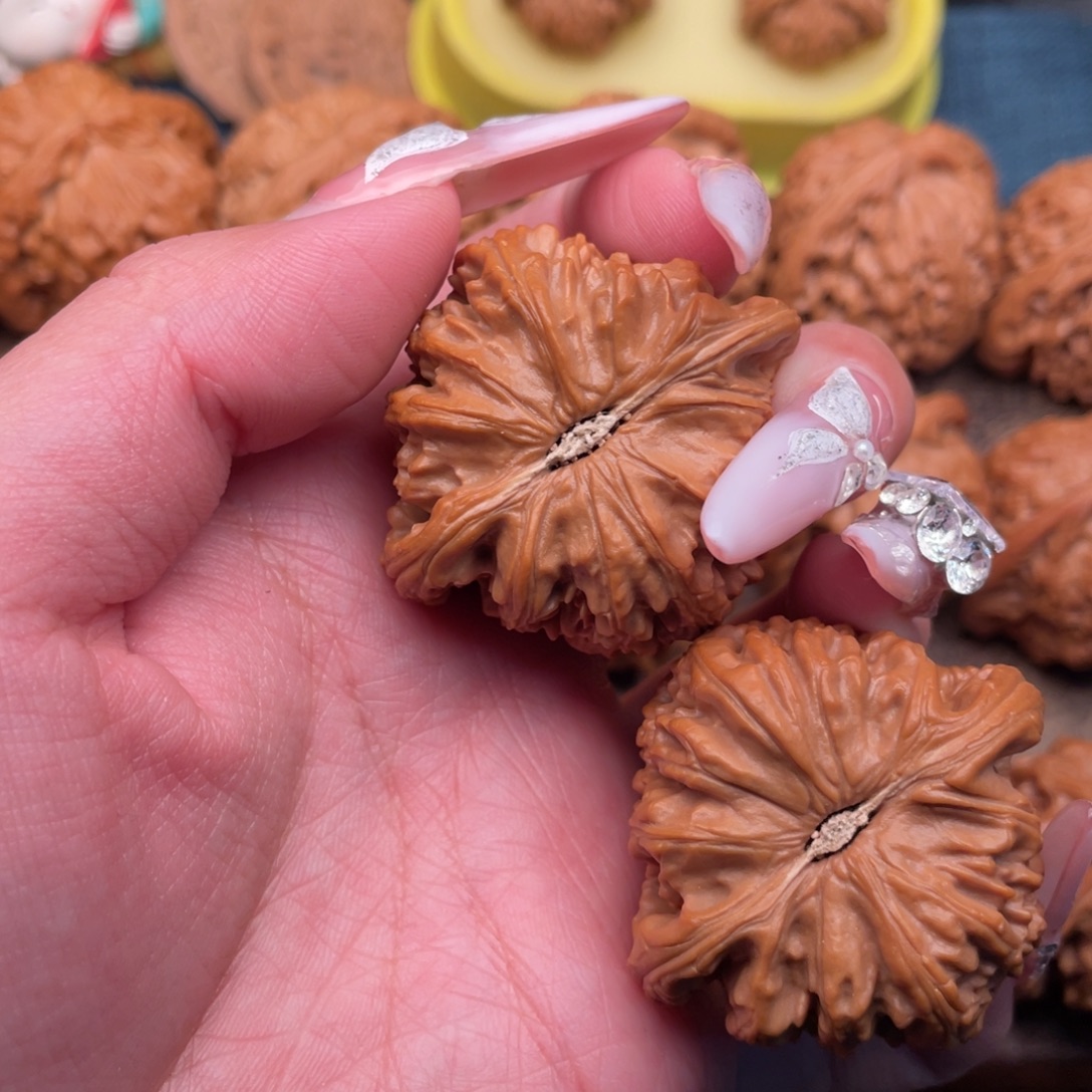 文玩核桃把件全品精配红皮同树白狮子43