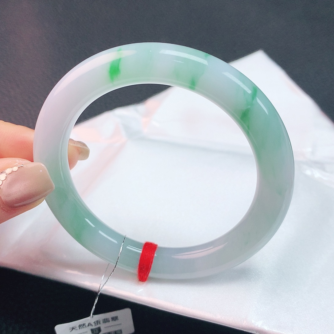 翡翠手镯未镶嵌54圈