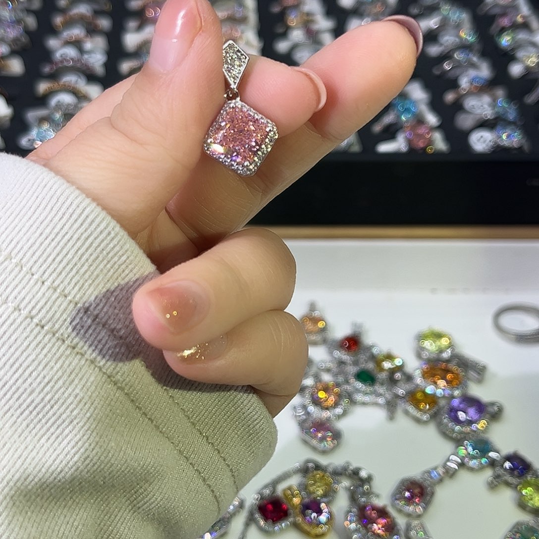 莫桑石非金属K白方形恰色冰花三卡吊坠