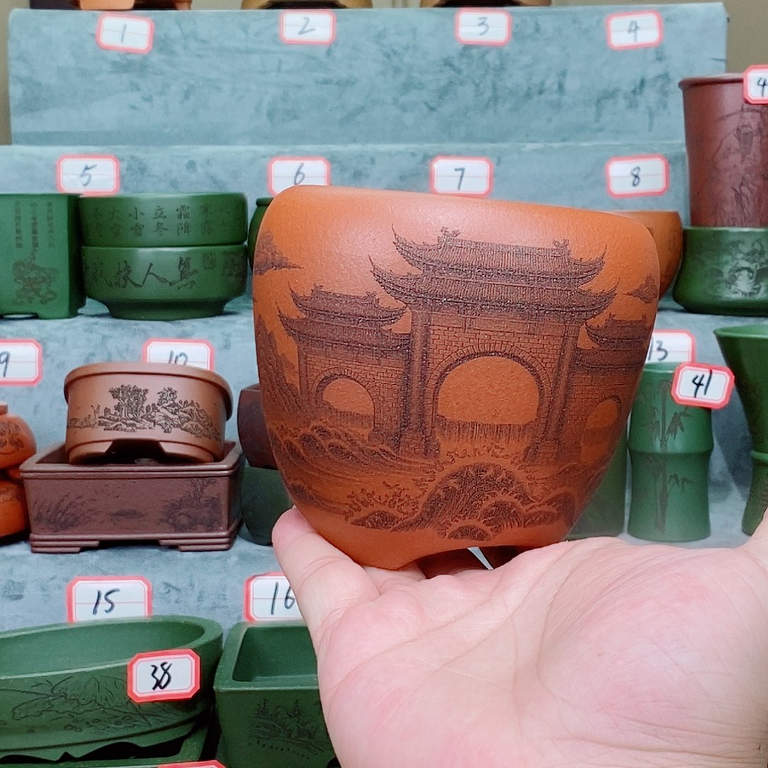 紫砂花盆我在看书