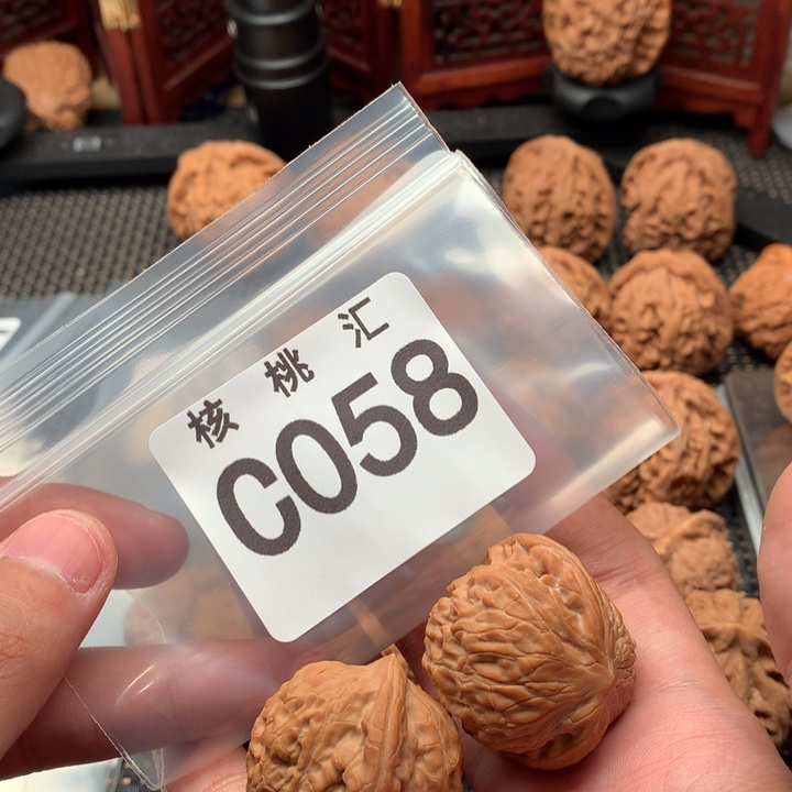 文玩核桃吊坠招财公子