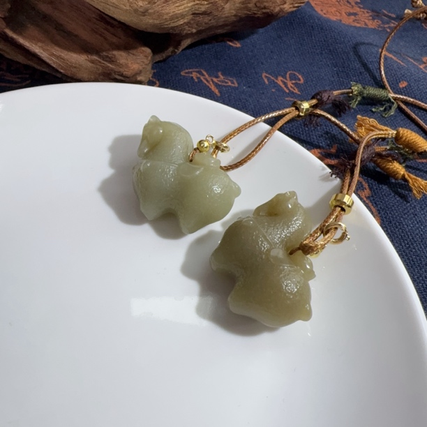 和田玉马上有钱吊坠多样性发一