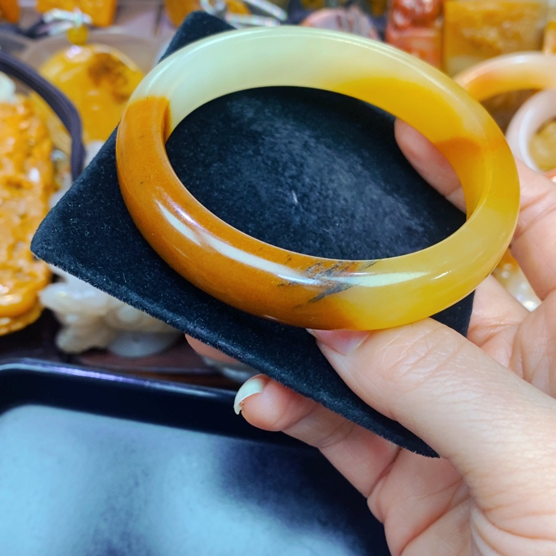 未镶嵌石英质玉（黄龙玉）手链