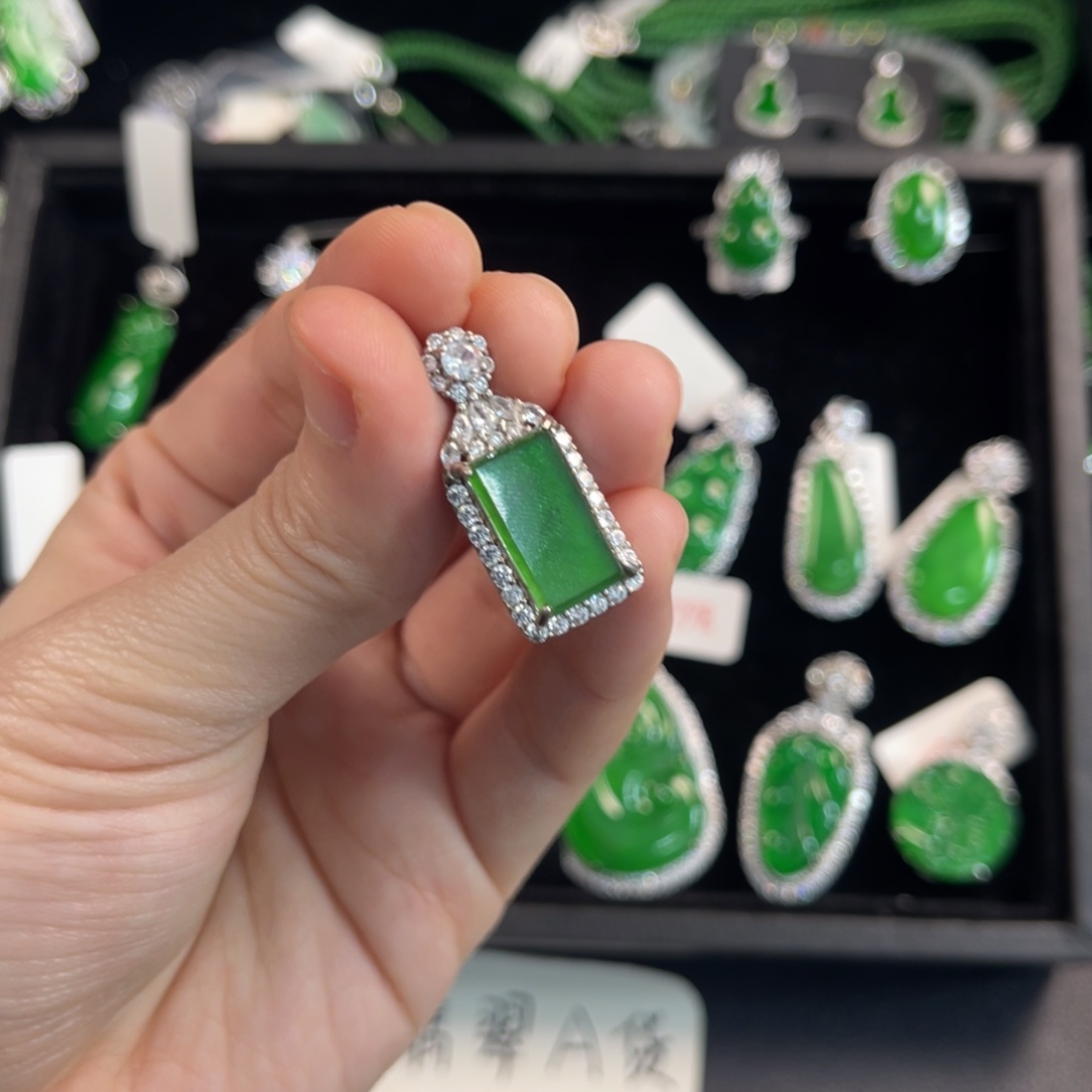 翡翠银S925镶嵌戒指无事牌吊坠