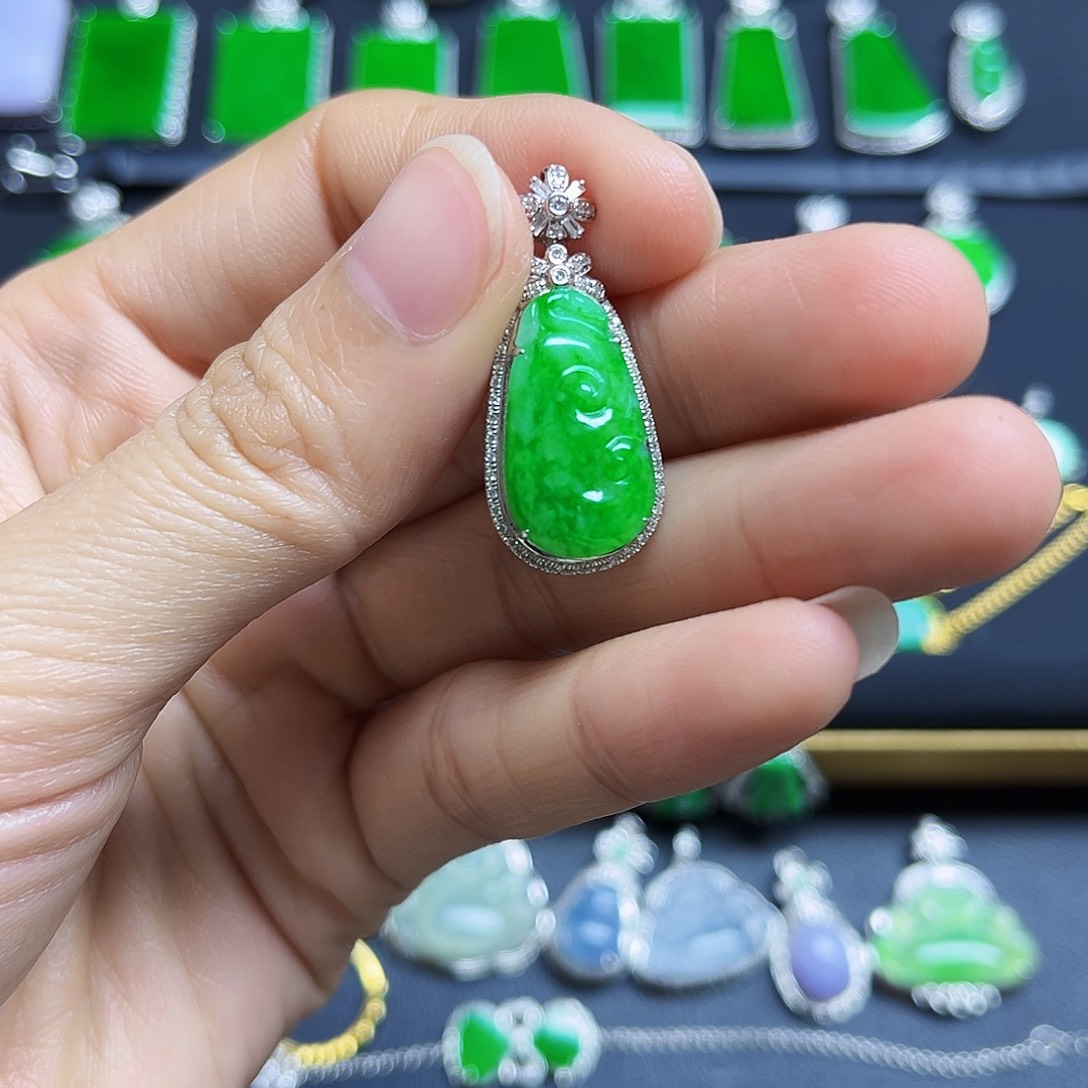 翡翠18K金镶嵌颈饰