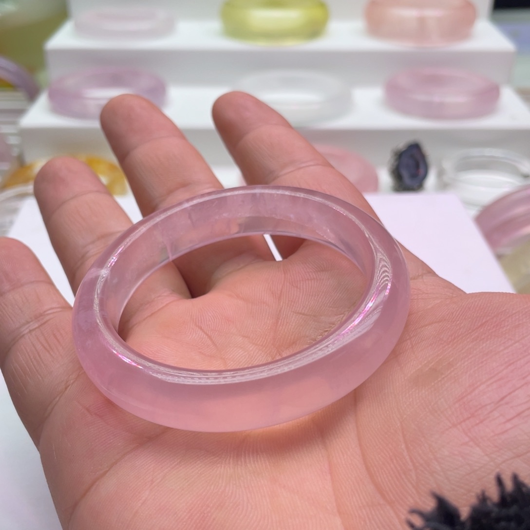 水晶手镯未镶嵌小*椒粉水晶