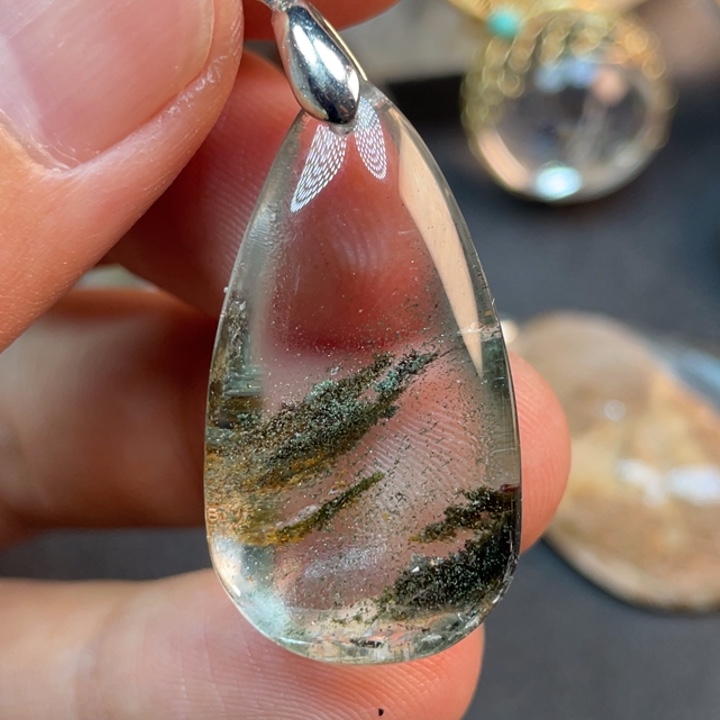 水晶颈饰未镶嵌c****t脖子