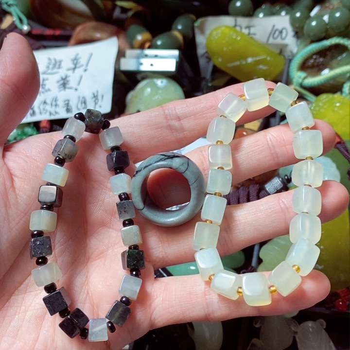 蛇纹石玉颈饰未镶嵌